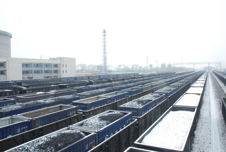 满载煤炭的列车整装待发。黄华伟摄