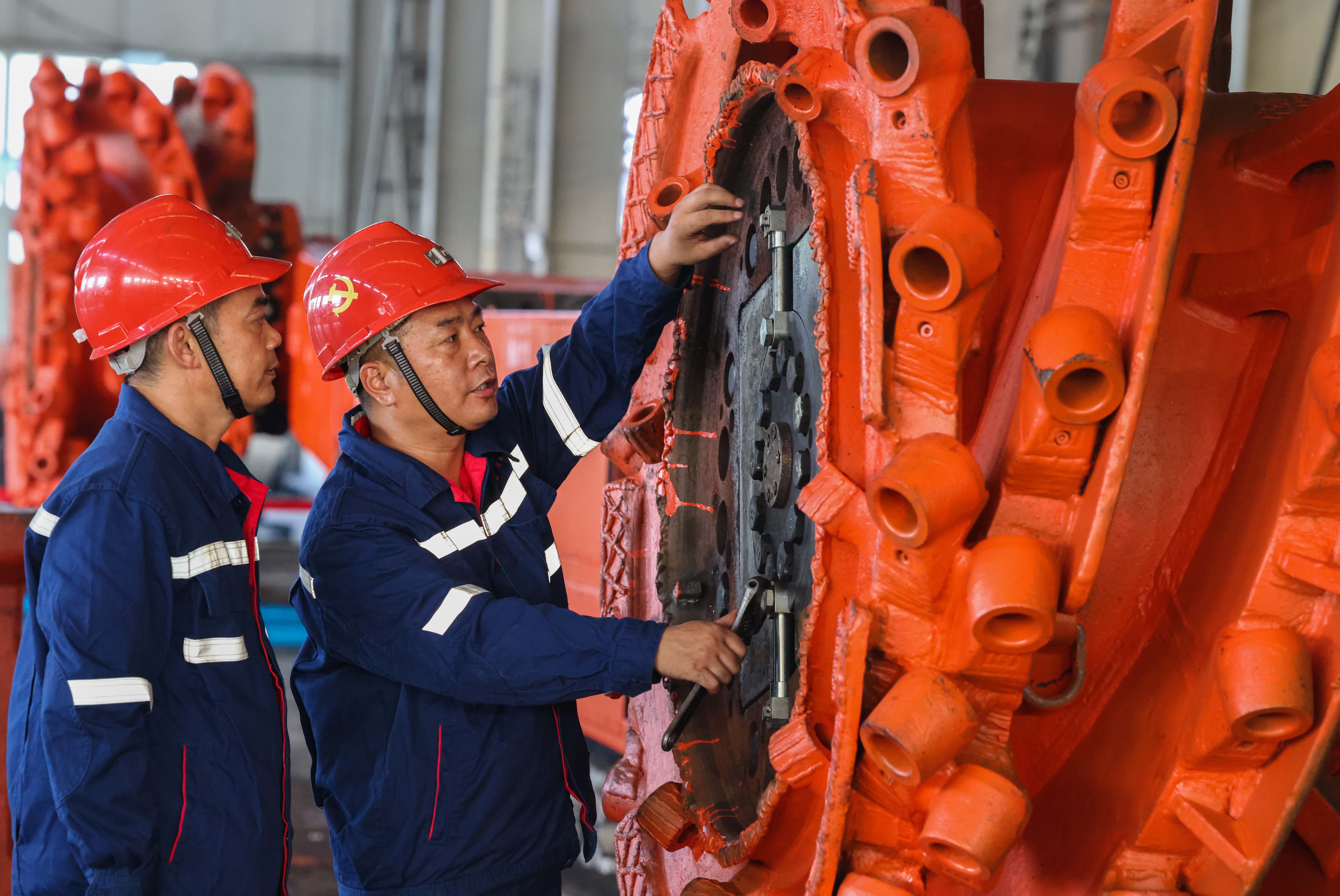 台湾a片
“工匠大师工作室”核心成员王忠才和徒弟共同探讨综采机维修技巧。郑洪光摄