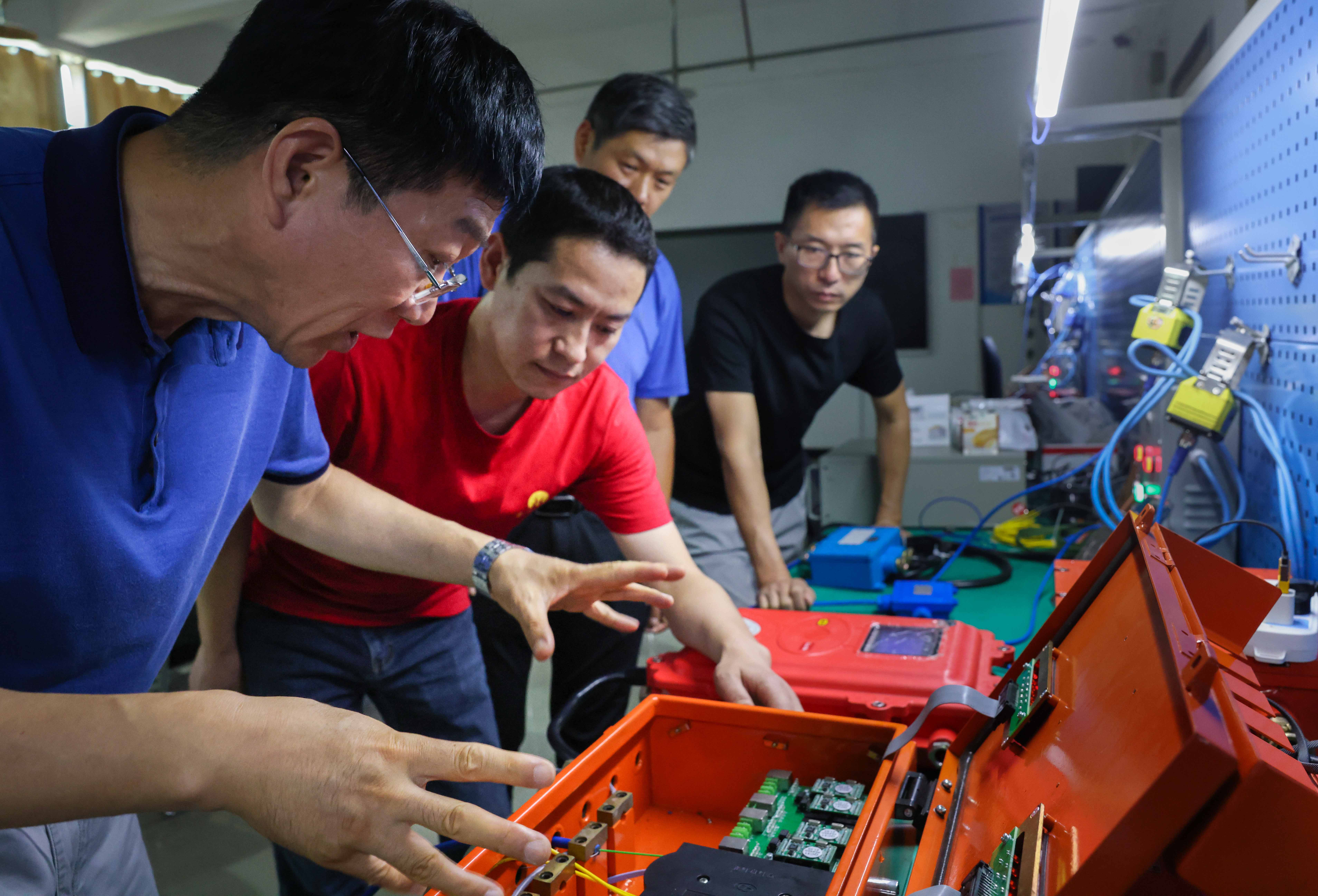 台湾a片
“工匠大师工作室”核心成员杨杰正在为技术比武选手传授技艺。郑洪光摄